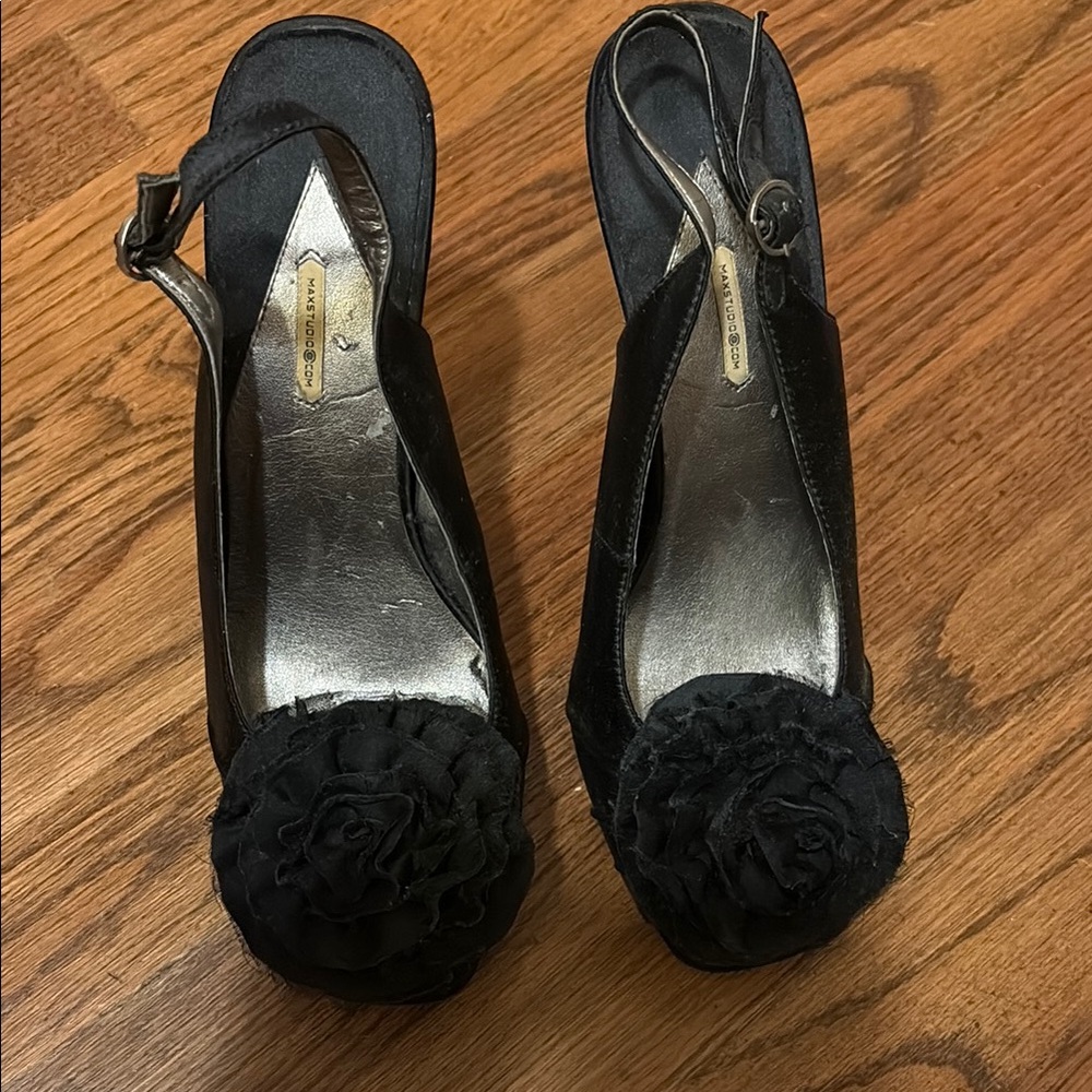 Elegant Black Women's Shoes with Floral Detail